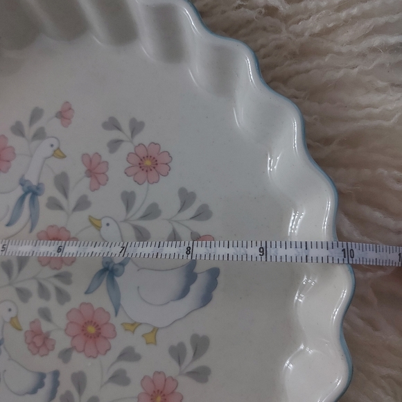 RARE Vintage 1980's Stoneware Pie Plate.  Goose Pattern DISCOUNTED SHIPPING - Picture 4 of 5